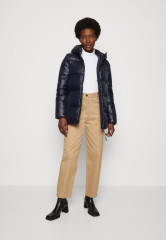 Tommy Hilfiger BALLOON CASUAL PANT Chinos beige ПОВСЕДНЕВНЫЕ БРЮКИ BALLOON Брюки чинос бежевый