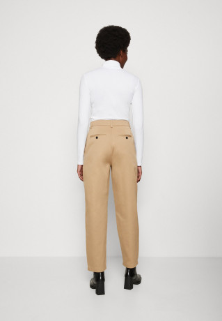 Tommy Hilfiger BALLOON CASUAL PANT Chinos beige ПОВСЕДНЕВНЫЕ БРЮКИ BALLOON Брюки чинос бежевый