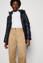 Tommy Hilfiger BALLOON CASUAL PANT Chinos beige ПОВСЕДНЕВНЫЕ БРЮКИ BALLOON Брюки чинос бежевый