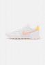 Nike Sportswear INTERNATIONALIST Sneaker low white/arctic orange/sail/orange pearl INTERNATIONALIST Низкие кроссовки женские белый/арктический апельсин/парус/оранжевый жемчуг