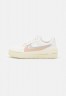 Nike Sportswear AIR FORCE 1 PLATFORM Sneaker low sail/light silver/shimmer/arctic orange/coconut milk AIR FORCE 1 PLATFORM Низкие кроссовки женские парус/светло-серебристый/шиммер/арктический апельсин/кокосовое молоко