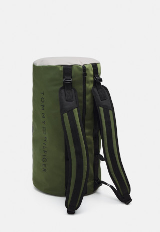 Tommy Hilfiger URBAN ESSENTIAL BARREL BAG UNISEX Holdall mentor green СУМКА URBAN ESSENTIAL BORREL BAG УНИСЕКС — дорожная сумка наставник зеленый