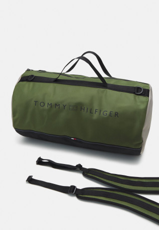 Tommy Hilfiger URBAN ESSENTIAL BARREL BAG UNISEX Holdall mentor green СУМКА URBAN ESSENTIAL BORREL BAG УНИСЕКС — дорожная сумка наставник зеленый