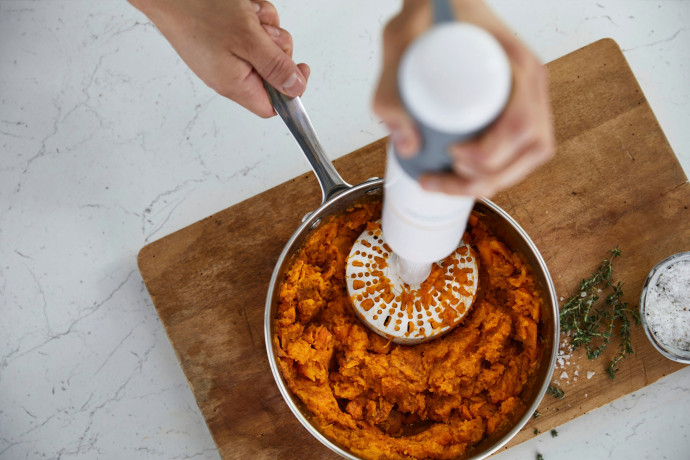 KENWOOD KENWOOD Stabmixer HBM40.306WH, 850 W, Triblade XL, 850 Watt, inkl. 4-teiliges Zubehor Set  Ручной блендер KENWOOD HBM40.306WH, 850 Вт, Triblade XL, 850 Вт, включая набор аксессуаров из 4 предметов