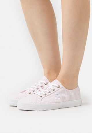 Tommy Hilfiger ESSENTIAL  Trainers seersucker/soothing pink ESSENTIAL Кроссовки Сирсакер/успокаивающий розовый