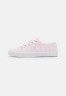 Tommy Hilfiger ESSENTIAL  Trainers seersucker/soothing pink ESSENTIAL Кроссовки Сирсакер/успокаивающий розовый