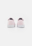 Tommy Hilfiger ESSENTIAL  Trainers seersucker/soothing pink ESSENTIAL Кроссовки Сирсакер/успокаивающий розовый