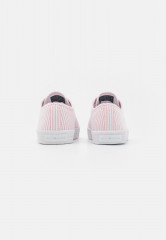 Tommy Hilfiger ESSENTIAL  Trainers seersucker/soothing pink ESSENTIAL Кроссовки Сирсакер/успокаивающий розовый