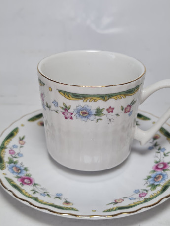 Белая фарфоровая чайная пара с цветочным рисунком и зеленым ободком, Китай, 1960-70гг.