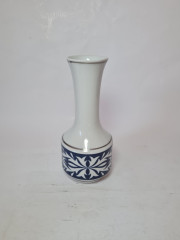 Ваза винтажная Spechtsbrunn, белый фарфор с темно-синим декором и серебряным ободком, 21 x 8,5 см, Германия, 1960-70гг.