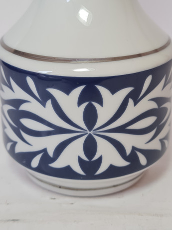 Ваза винтажная Spechtsbrunn, белый фарфор с темно-синим декором и серебряным ободком, 21 x 8,5 см, Германия, 1960-70гг.