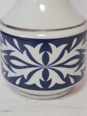 Ваза винтажная Spechtsbrunn, белый фарфор с темно-синим декором и серебряным ободком, 21 x 8,5 см, Германия, 1960-70гг.