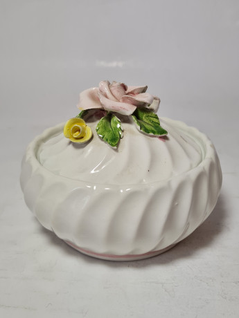 Шкатулка винтажная Bassano Italy, белый фарфор с декором  в виде розовых роз, 11 x 9 см, Италия, 1960-70гг.