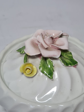 Шкатулка винтажная Bassano Italy, белый фарфор с декором  в виде розовых роз, 11 x 9 см, Италия, 1960-70гг.