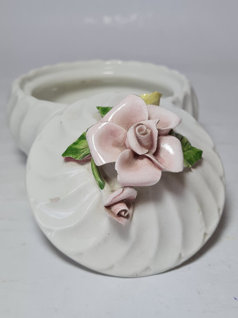 Шкатулка винтажная Bassano Italy, белый фарфор с декором  в виде розовых роз, 11 x 9 см, Италия, 1960-70гг.