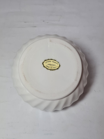 Шкатулка винтажная Bassano Italy, белый фарфор с декором  в виде розовых роз, 11 x 9 см, Италия, 1960-70гг.