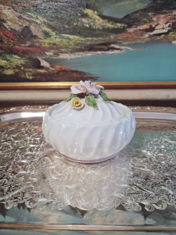 Шкатулка винтажная Bassano Italy, белый фарфор с декором  в виде розовых роз, 11 x 9 см, Италия, 1960-70гг.