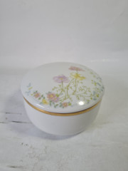 Шкатулка винтажная Tirschenreuth Bavaria с пастельным ботаническим декором, фарфор, 10 см, Германия, 1970-80гг.