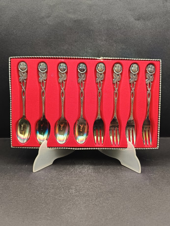 Набор столовый приборов "Роза Хильдесхайма", в заводской коробке, посеребр., вилка - 4 шт., ложка - 4 шт., Германия, 1960-70гг.