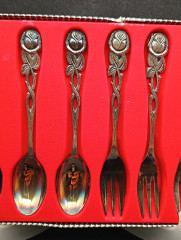 Набор столовый приборов "Роза Хильдесхайма", в заводской коробке, посеребр., вилка - 4 шт., ложка - 4 шт., Германия, 1960-70гг.