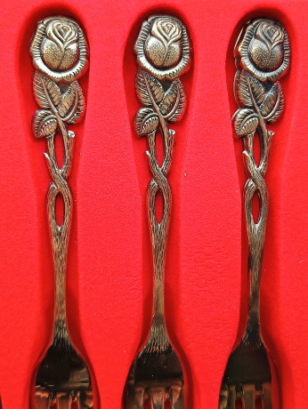 Набор столовый приборов "Роза Хильдесхайма", в заводской коробке, посеребр., вилка - 4 шт., ложка - 4 шт., Германия, 1960-70гг.