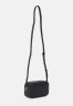 Tommy Hilfiger EMBLEM CAMERA BAG Across body bag black СУМКА ДЛЯ КАМЕРЫ EMBLEM Сумка через плечо черный