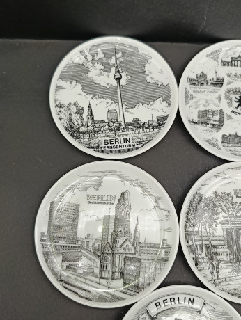 Набор тарелок декоративных винтажных HLR Berlin с изображениями достопримечательностей Берлина, в ч/б, фарфор, 8 шт., 10 см, Германия, 1970-80гг.