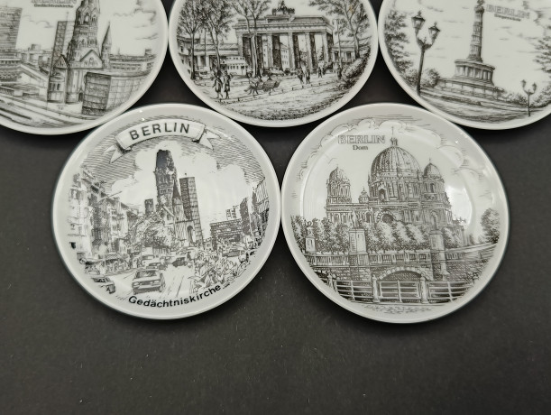 Набор тарелок декоративных винтажных HLR Berlin с изображениями достопримечательностей Берлина, в ч/б, фарфор, 8 шт., 10 см, Германия, 1970-80гг.