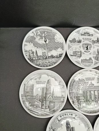 Набор тарелок декоративных винтажных HLR Berlin с изображениями достопримечательностей Берлина, в ч/б, фарфор, 8 шт., 10 см, Германия, 1970-80гг.