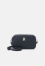 Tommy Hilfiger EMBLEM CAMERA BAG Across body bag space blue СУМКА ДЛЯ КАМЕРЫ EMBLEM Сумка через плечо космический синий