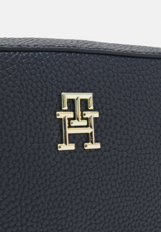 Tommy Hilfiger EMBLEM CAMERA BAG Across body bag space blue СУМКА ДЛЯ КАМЕРЫ EMBLEM Сумка через плечо космический синий