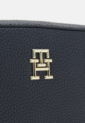 Tommy Hilfiger EMBLEM CAMERA BAG Across body bag space blue СУМКА ДЛЯ КАМЕРЫ EMBLEM Сумка через плечо космический синий