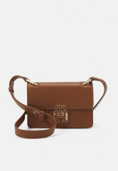 Tommy Hilfiger PUSHLOCK CROSSOVER  Across body bag cognac PUSHLOCK CROSSOVER Сумка через плечо коньяк