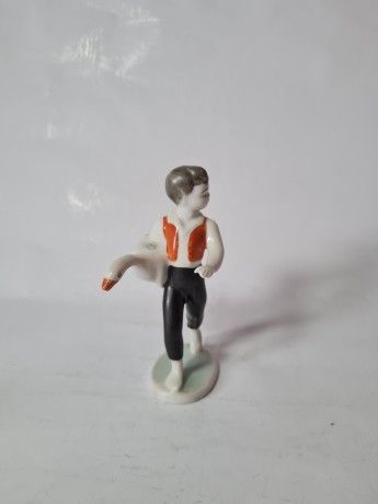 Hollohaza Porcelain Коллекционная керамическая фигурка "Мальчик Нильс с гусем", 13смx8см, Венгрия, 1960-70гг.