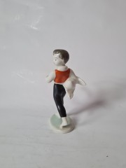 Hollohaza Porcelain Коллекционная керамическая фигурка "Мальчик Нильс с гусем", 13смx8см, Венгрия, 1960-70гг.