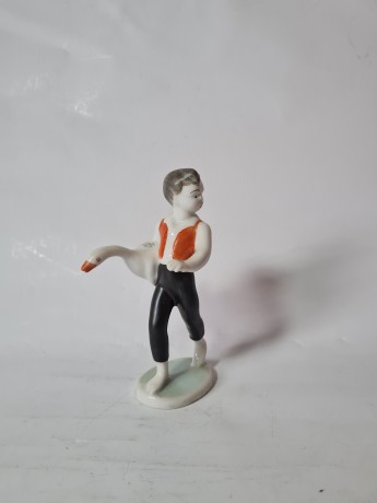 Hollohaza Porcelain Коллекционная керамическая фигурка "Мальчик Нильс с гусем", 13смx8см, Венгрия, 1960-70гг.