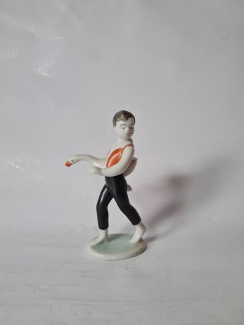 Hollohaza Porcelain Коллекционная керамическая фигурка "Мальчик Нильс с гусем", 13смx8см, Венгрия, 1960-70гг.