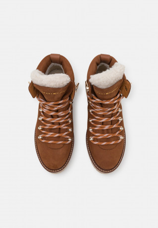 Tommy Hilfiger OUTDOOR FLAT Winter boots natural/cognac OUTDOOR FLAT Зимние сапоги натуральный/коньяк