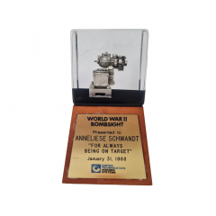 Композиция декоративная винтажная в стеклянном кубе "Вторая мировая война. Прицел", 8,5 x 8,5 x 14см, Германия, 1988г.