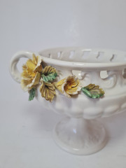 DVB ESTE Винтажная ваза для фруктов с резным краем и фактурными бело-желтыми цветами, 20см x 13см, Италия, 1960-70гг.