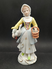 Статуэтка винтажная большая CDC "Девушка с гусем и корзинкой", стиль рококо, ручная работа, фарфор, 20 см, Шри-Ланка, 1970-80гг.