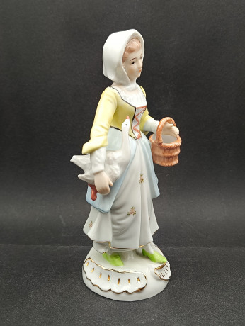 Статуэтка винтажная большая CDC "Девушка с гусем и корзинкой", стиль рококо, ручная работа, фарфор, 20 см, Шри-Ланка, 1970-80гг.