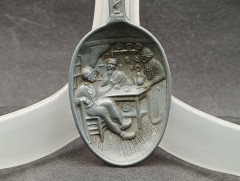 Ложка винтажная Jan Steen Pewter, сувенирная, с объемным декором, фигурками на ручке, олово, 17.5 см, Голландия, 1950-60гг.