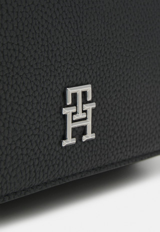 Tommy Hilfiger EMBLEM FLAP CROSSOVER Across body bag black EMBLEM FLAP CROSSOVER Сумка через плечо черный