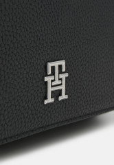 Tommy Hilfiger EMBLEM FLAP CROSSOVER Across body bag black EMBLEM FLAP CROSSOVER Сумка через плечо черный