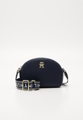 Tommy Hilfiger HALF MOON CAMERA BAG Across body bag space blue СУМКА ДЛЯ КАМЕРЫ HALF MOON Сумка через плечо космический синий