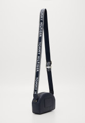 Tommy Hilfiger HALF MOON CAMERA BAG Across body bag space blue СУМКА ДЛЯ КАМЕРЫ HALF MOON Сумка через плечо космический синий