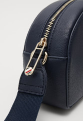 Tommy Hilfiger HALF MOON CAMERA BAG Across body bag space blue СУМКА ДЛЯ КАМЕРЫ HALF MOON Сумка через плечо космический синий
