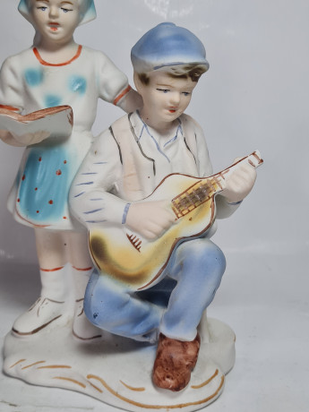 Статуэтка винтажная ARPO "Девочка и мальчик с гитарой", керамика, 20 х 12 см, Румыния, 1960-70гг.