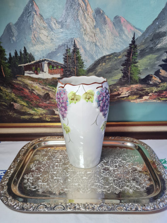 Ваза винтажная C.L.F. Faincas / Alcobaca с виноградными гроздьями, керамика, 23.5 см, Португалия, 1970-80гг.